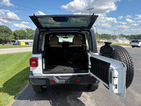 Used 2018 Jeep Wrangler Unlimited Sahara AWD/4WD image 4