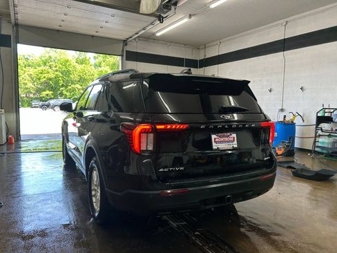 Used 2025 Ford Explorer Active AWD/4WD image 4