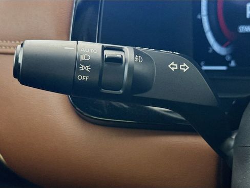 Used 2024 Nissan Pathfinder Platinum image 12