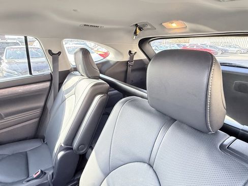 Used 2021 Toyota Highlander Limited image 32