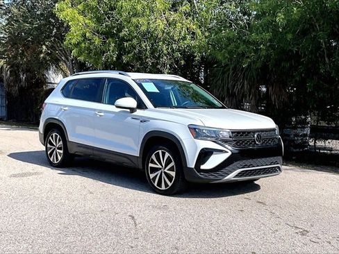 Certified 2022 Volkswagen Taos SE image 2