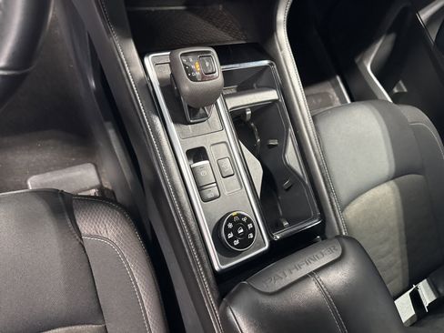 Certified 2025 Nissan Pathfinder SV image 11