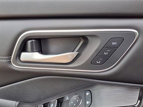 New 2025 Nissan Rogue Platinum w/ Platinum Premium Package image 17