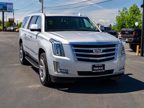 Used 2020 Cadillac Escalade ESV Luxury AWD/4WD image 2