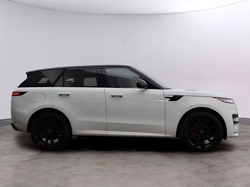 Used 2025 Land Rover Range Rover Sport Dynamic SE image 4