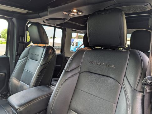 Used 2023 Jeep Wrangler Unlimited Sahara w/ Cold Weather Group AWD/4WD image 18