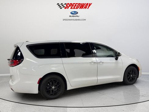 Used 2024 Chrysler Pacifica Touring-L FWD image 5