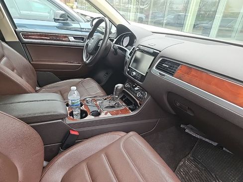 Used 2013 Volkswagen Touareg VR6 image 2