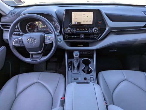 Used 2024 Toyota Highlander XLE image 16