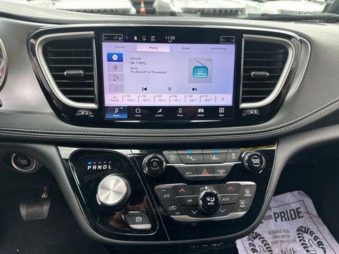 Certified 2023 Chrysler Pacifica Touring FWD image 14
