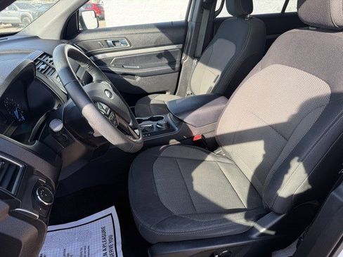 Used 2018 Ford Explorer XLT image 14