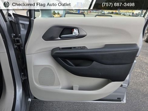 Used 2018 Chrysler Pacifica Limited image 45