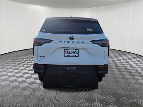 Used 2026 Toyota Sienna LE image 7