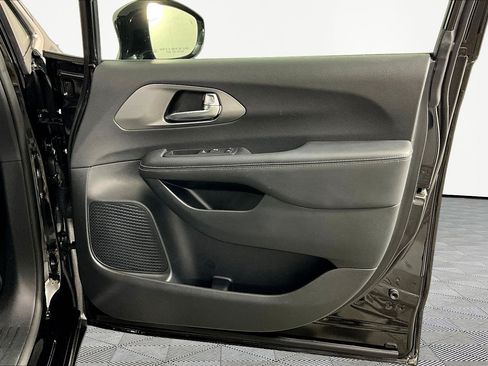 Used 2025 Chrysler Pacifica Select FWD image 27