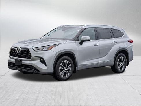 Used 2020 Toyota Highlander XLE AWD/4WD image 3