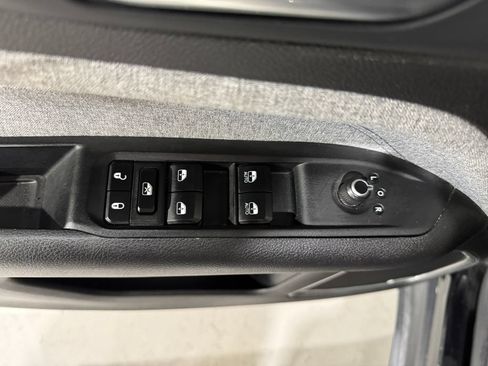 Used 2025 Jeep Compass Latitude w/ Sun & Sound Group AWD/4WD image 18