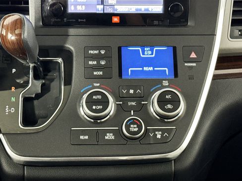 Used 2017 Toyota Sienna Limited Premium image 28