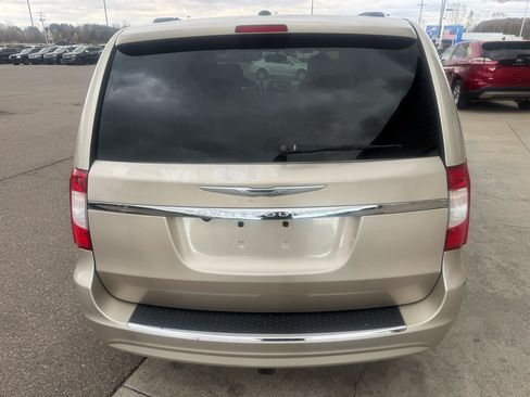 Used 2014 Chrysler Town & Country Touring image 6