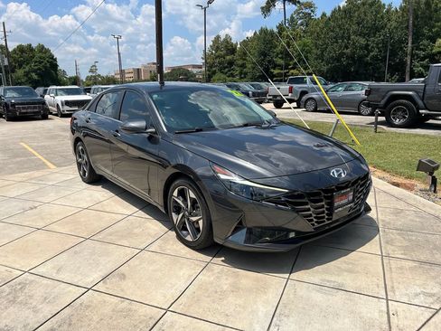 Used 2022 Hyundai Elantra Limited w/ Cargo Package FWD image 3