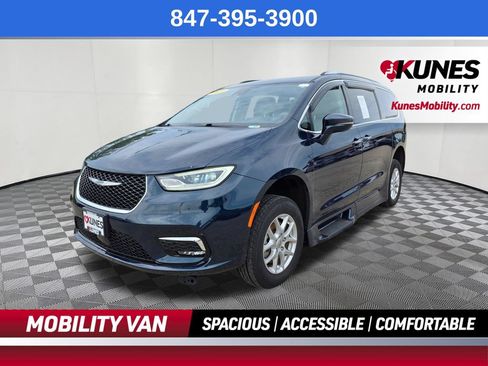 Used 2021 Chrysler Pacifica Touring-L w/ Uconnect Theater Family Group FWD image 4