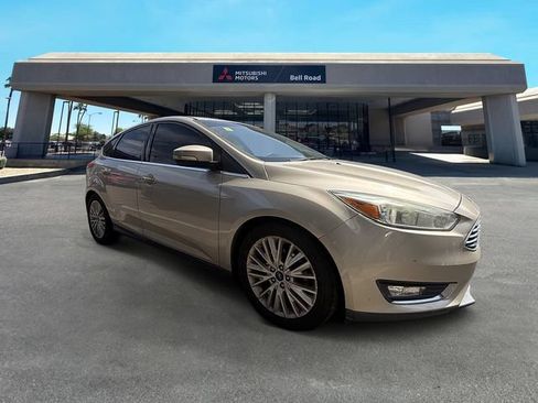 Used 2017 Ford Focus Titanium FWD image 4
