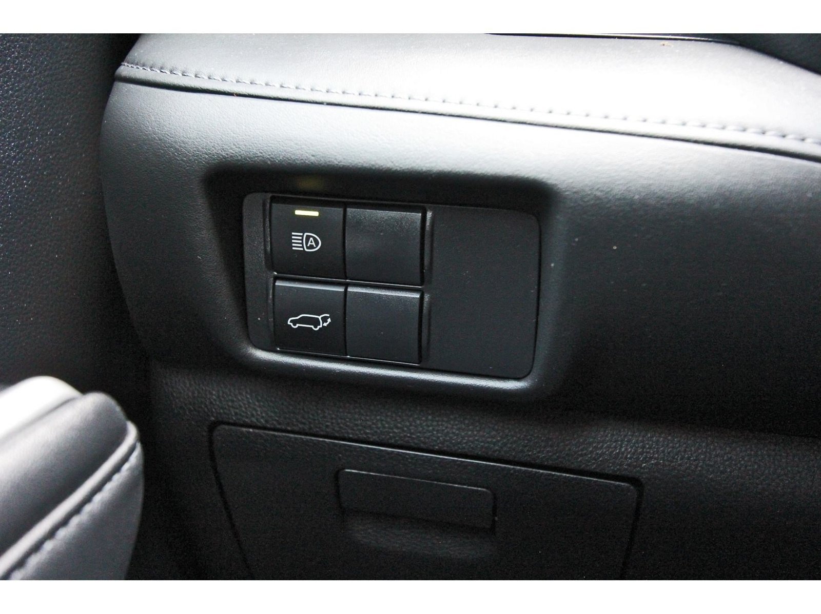 Used 2020 Toyota Highlander XLE AWD/4WD image 23