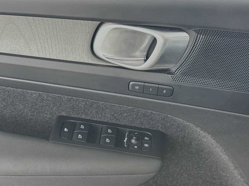 Certified 2025 Volvo XC40 B5 Plus w/ Protection Package Premier image 17