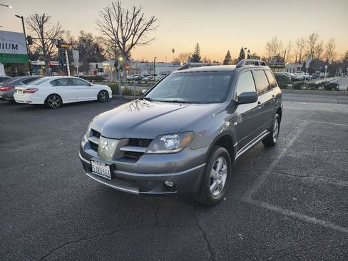 Used 2004 Mitsubishi Outlander XLS image 2