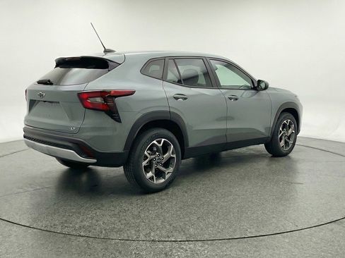 Used 2025 Chevrolet Trax LT FWD image 9