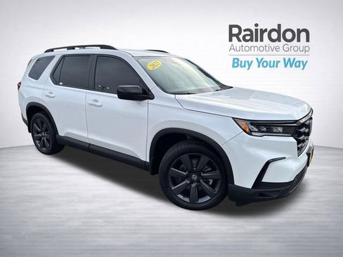 Used 2025 Honda Pilot Sport image 1