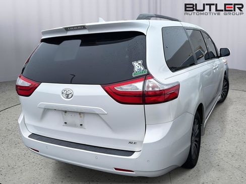 Used 2019 Toyota Sienna XLE w/ XLE Navigation Package FWD image 10