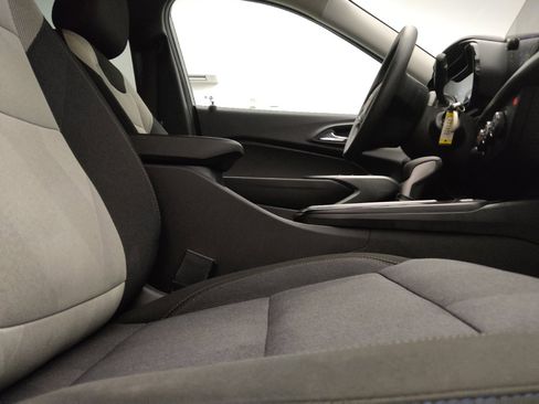 Used 2024 Chevrolet Trax LS w/ LS Convenience Package FWD image 21