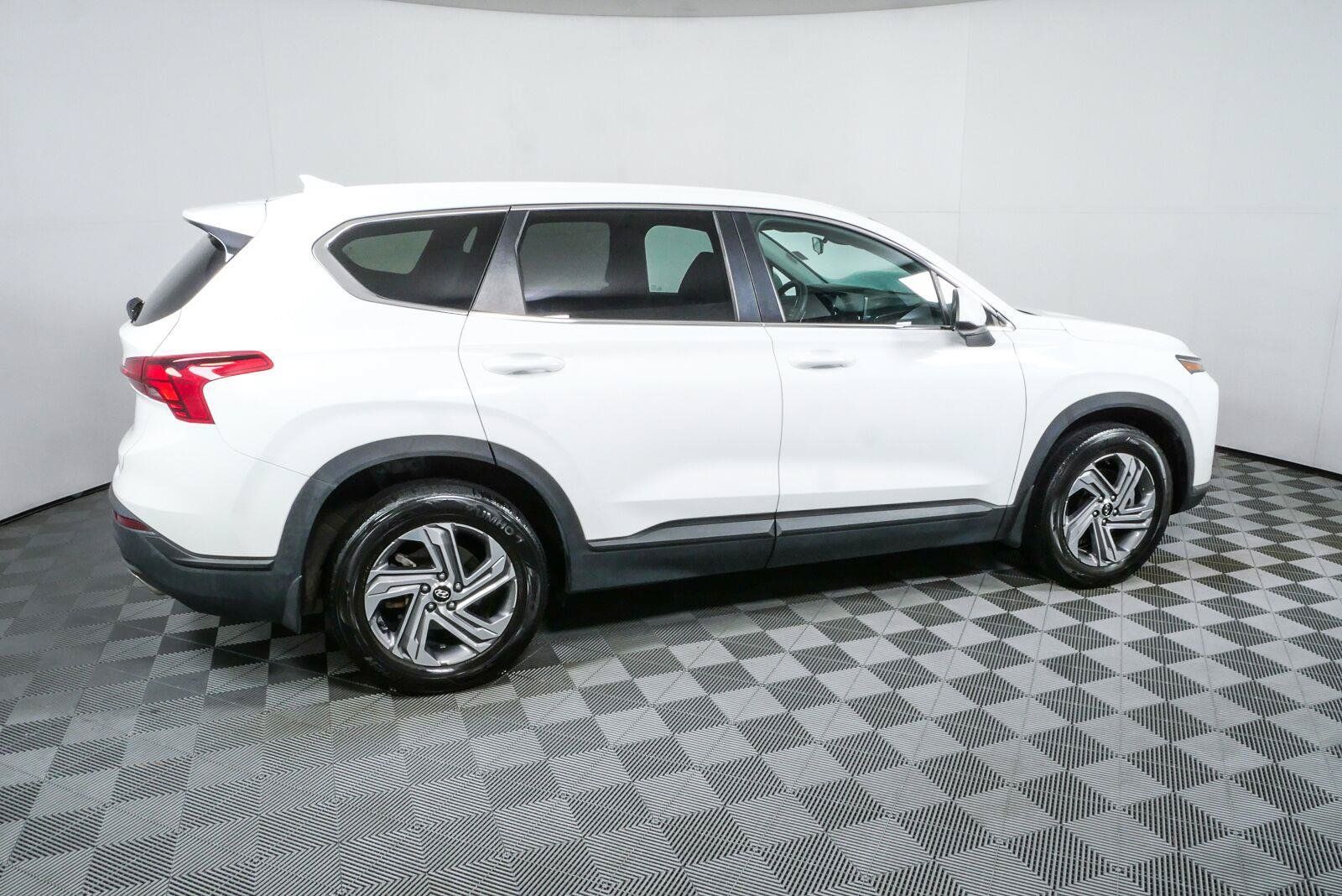Used 2023 Hyundai Santa Fe SE FWD image 2