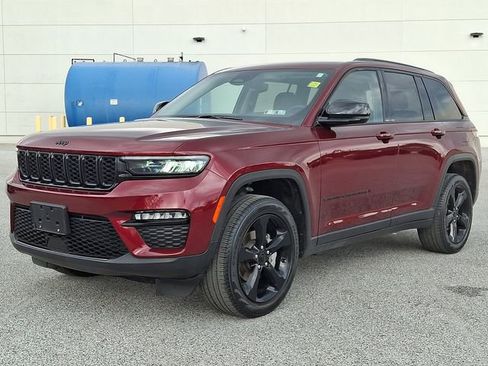 Used 2023 Jeep Grand Cherokee Limited w/ Black Appearance Package AWD/4WD image 6