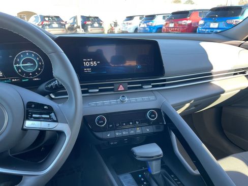 Used 2025 Hyundai Elantra SEL image 18
