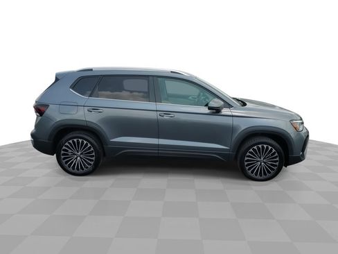 Used 2025 Volkswagen Taos SE FWD image 9