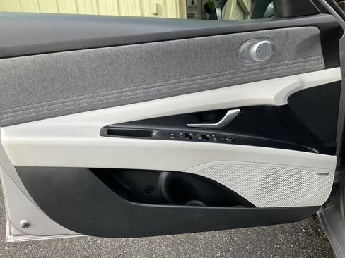 Used 2024 Hyundai Elantra Limited image 28