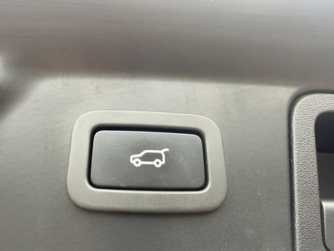 Used 2019 Land Rover Range Rover Velar S AWD/4WD image 11