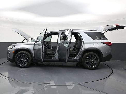 Used 2024 Chevrolet Traverse RS image 30
