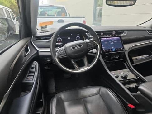 Used 2023 Jeep Grand Cherokee Limited w/ Black Appearance Package image 9