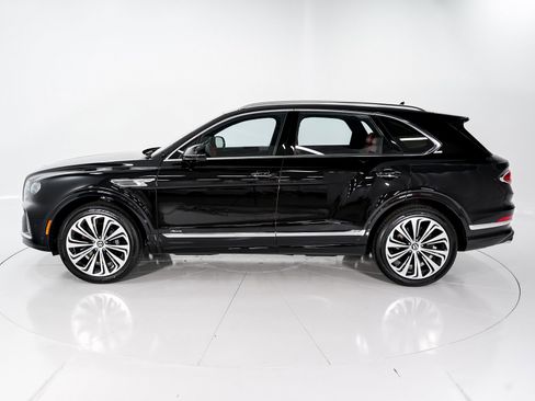 New 2025 Bentley Bentayga image 2