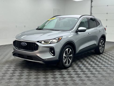 Used 2023 Ford Escape Platinum AWD/4WD image 2