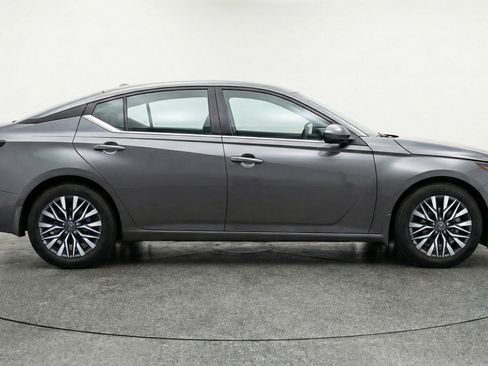 Used 2025 Nissan Altima 2.5 SV image 11