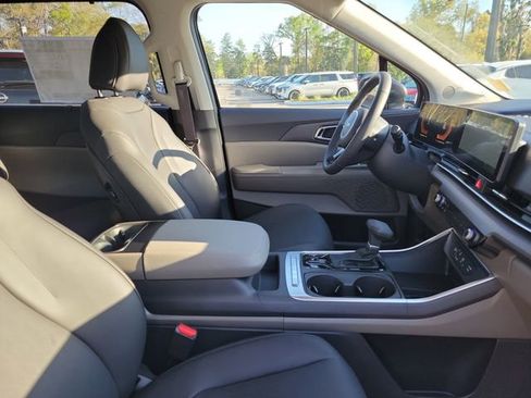 New 2026 Kia Carnival EX FWD image 33