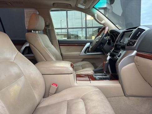 Used 2015 Toyota Land Cruiser image 11