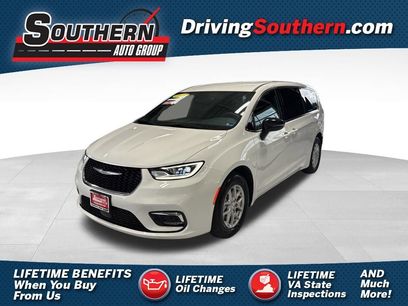 Used 2025 Chrysler Pacifica Select