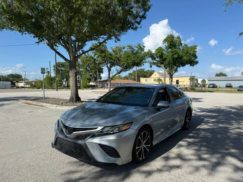 Used 2018 Toyota Camry SE FWD image 2