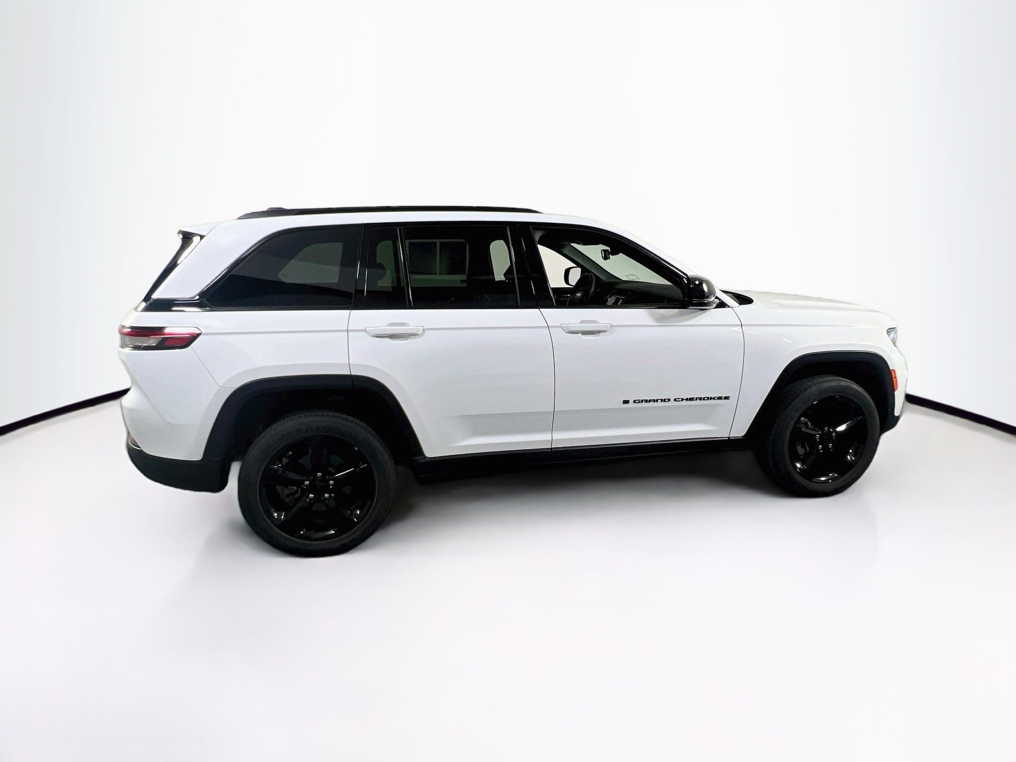 Used 2023 Jeep Grand Cherokee Altitude AWD/4WD image 4