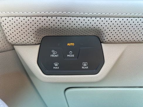 Used 2025 Volkswagen Atlas SEL Premium R-Line image 32