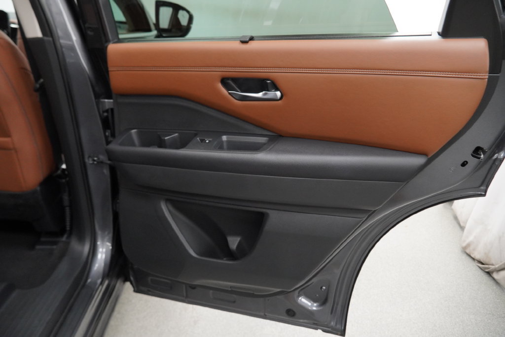 Used 2024 Nissan Pathfinder Platinum AWD/4WD image 42